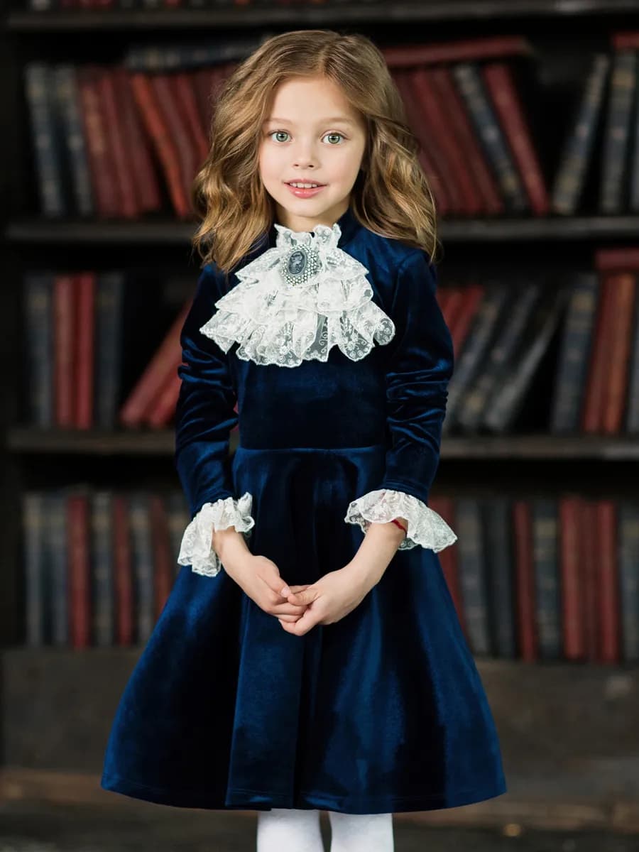 Платье бархатное с кружевом нарядное праздничное на 8 марта