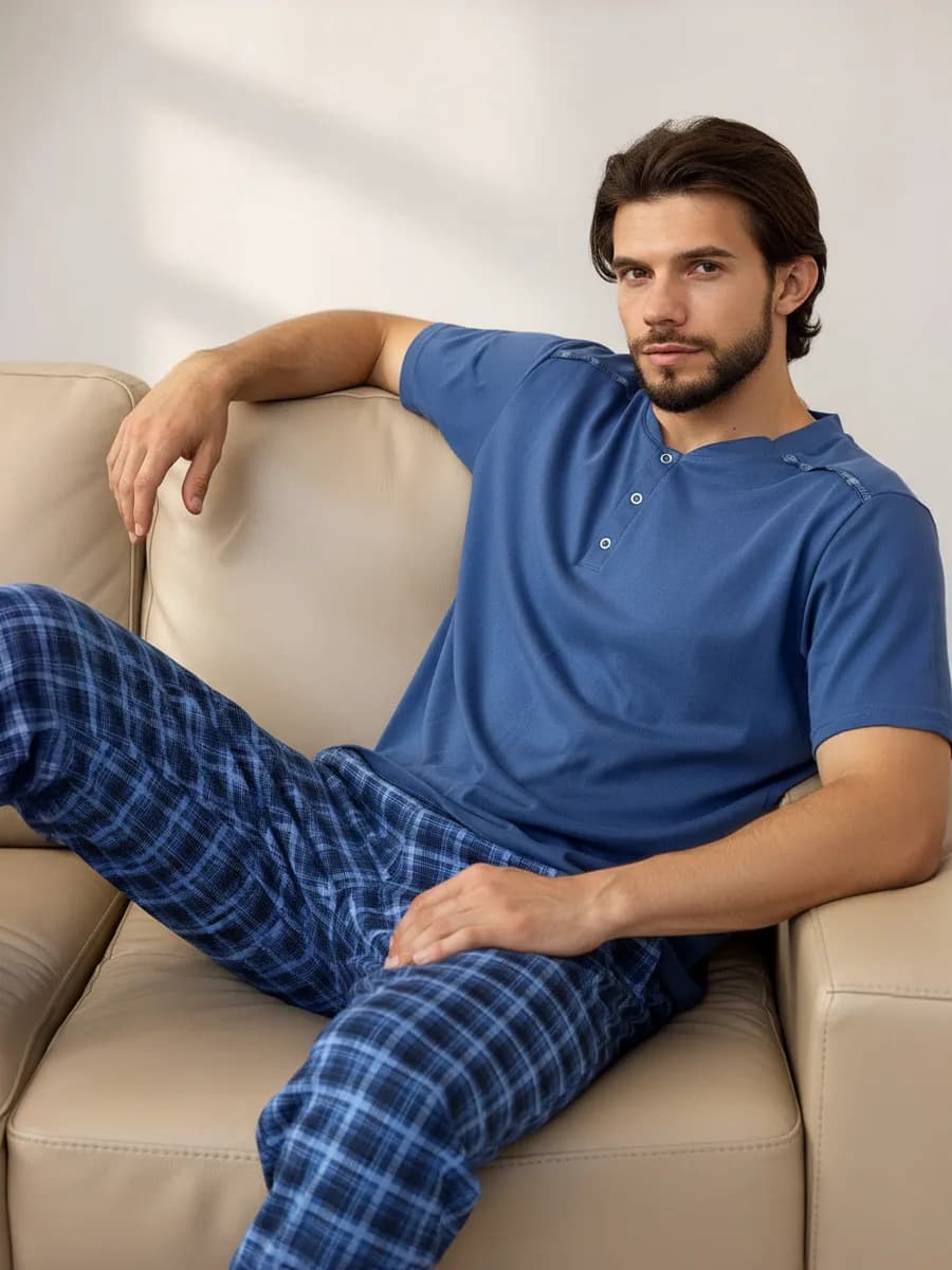 Пижама со штанами в клетку и футболкой