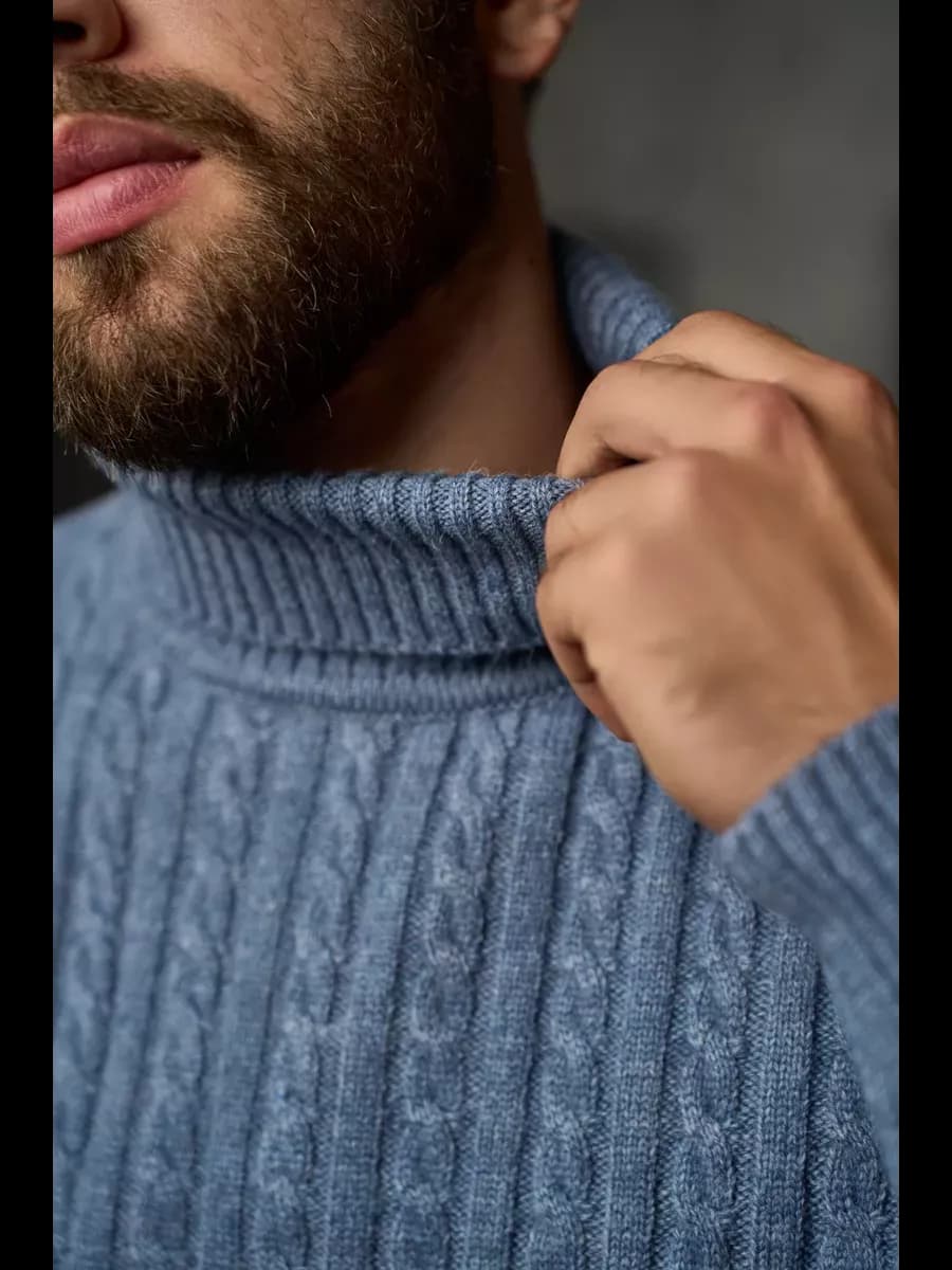 Свитер с горлом теплый вязаный