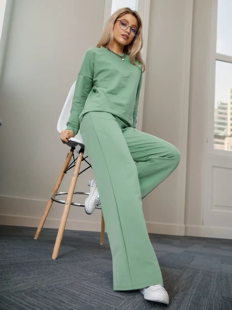 Спортивный костюм оверсайз с широкими брюками - фото 1