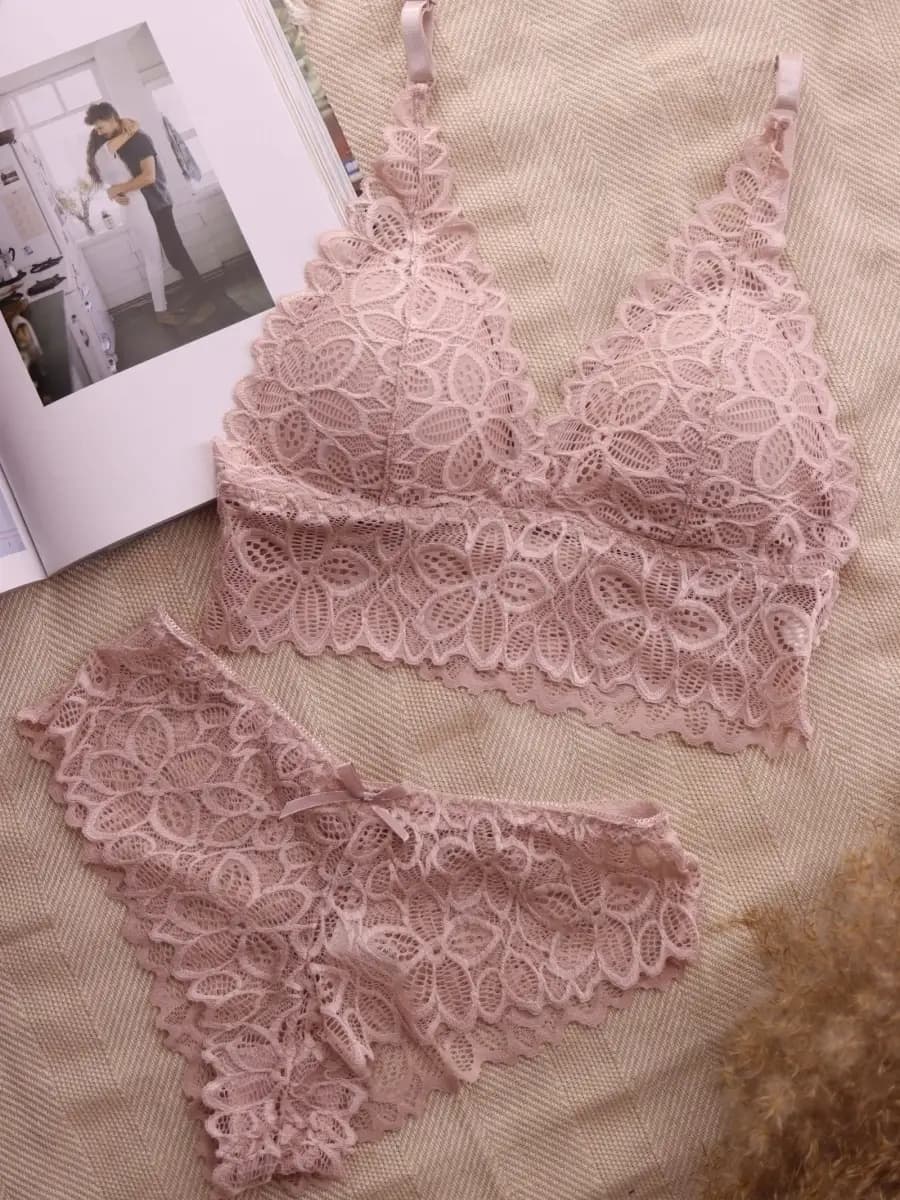 Комплект нижнего белья кружевной с трусами - фото 1