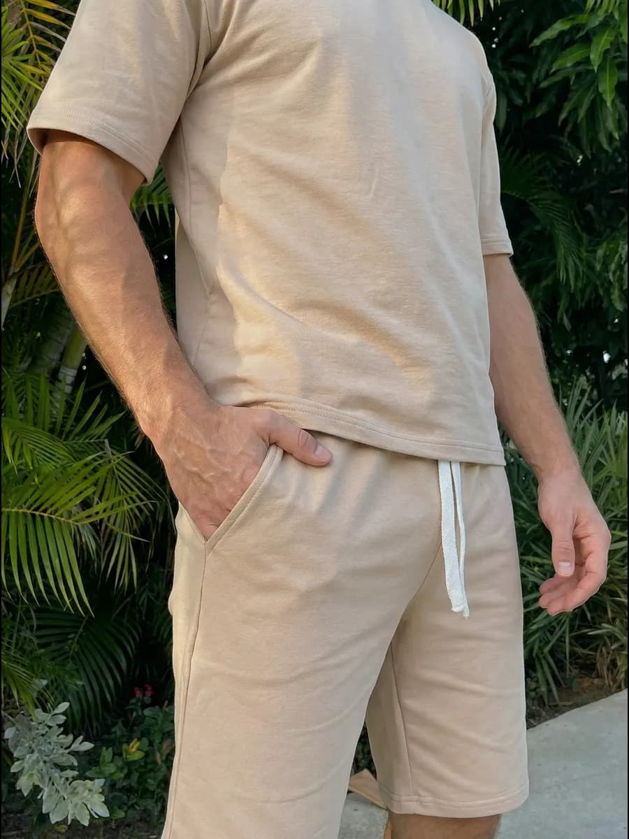 Домашний костюм с шортами и футболкой спортивный