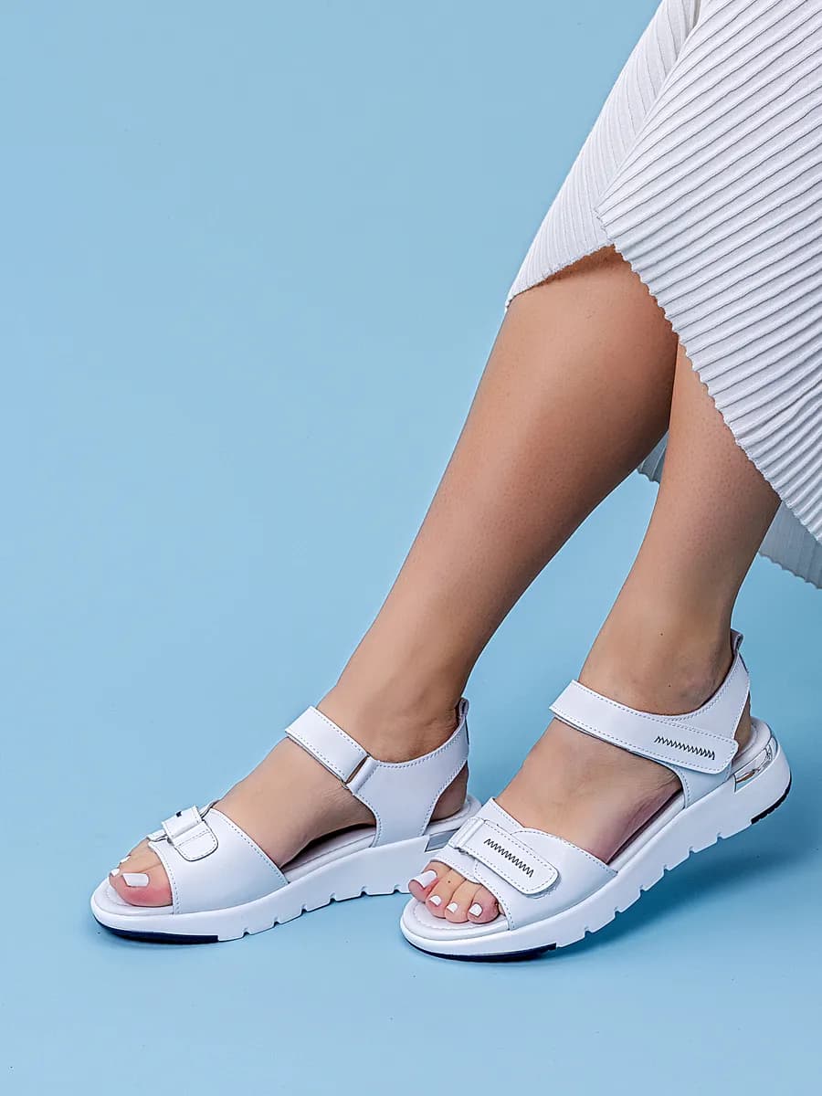 Босоножки кожаные на танкетке сандалии