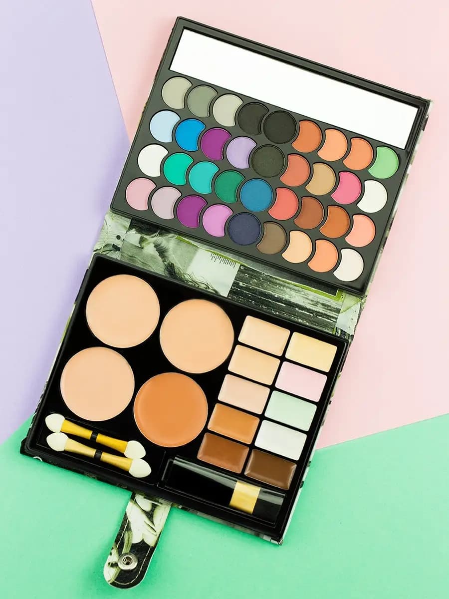 Набор декоративной косметики для макияжа - фото 1