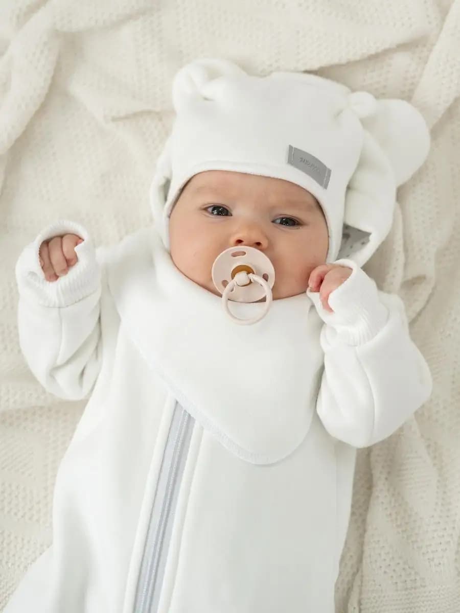 Шапочка для новорожденного с ушками и снудом