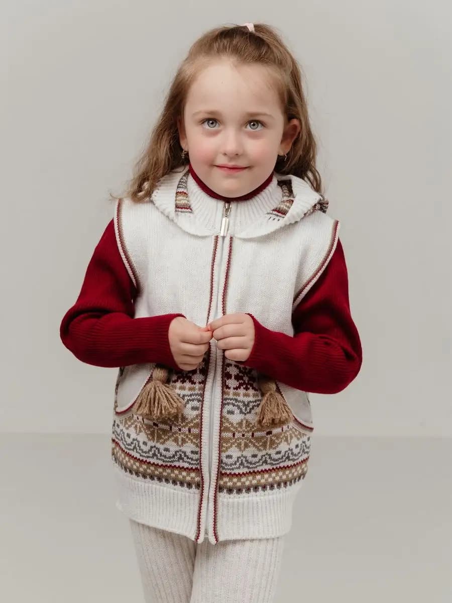 Жилетка вязаная с капюшоном