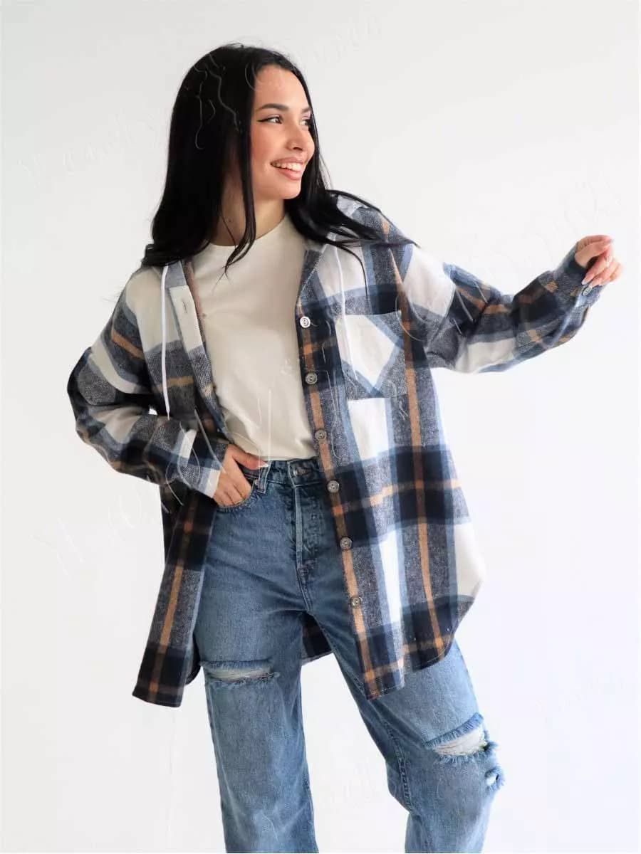 Удлиненная теплая рубашка оверсайз в клетку с капюшоном - фото 1