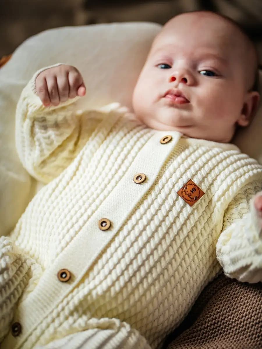 Комбинезон вязаный для малыша