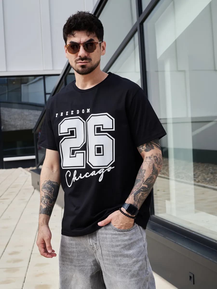 Футболка черная с принтом - фото 1