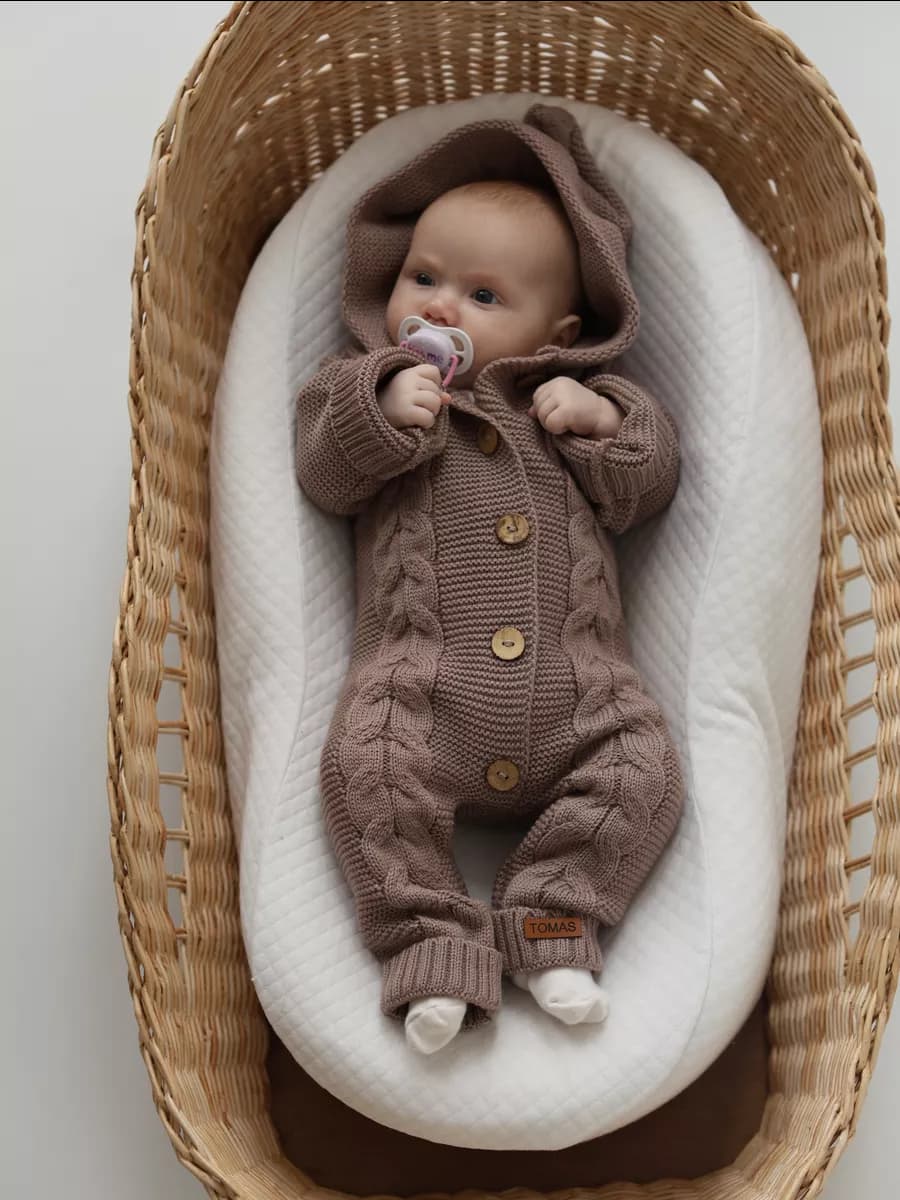 Вязаный комбинезон для новорожденных малышей на выписку