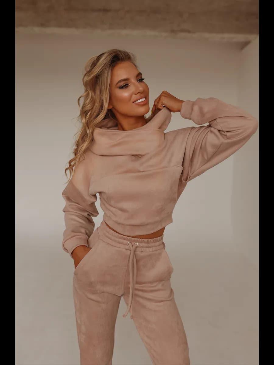 Замшевый спортивный костюм с укороченной кофтой худи
