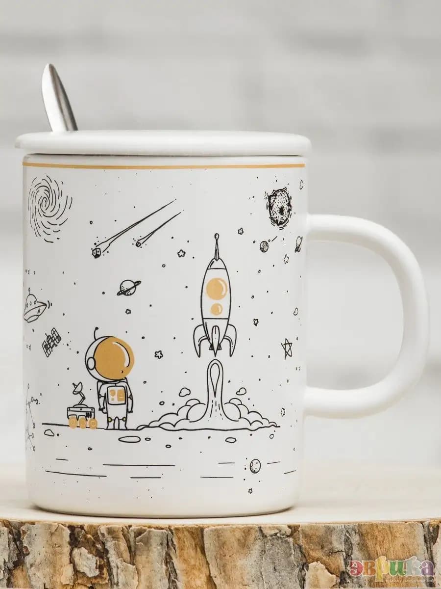 Кружка фарфоровая для чая с крышкой и ложкой Космос - фото 1