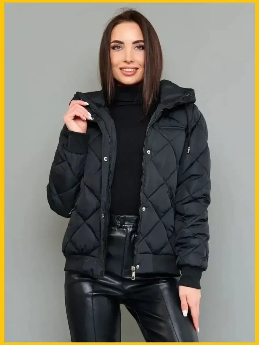 Куртка демисезонная с капюшоном стильная короткая стеганая