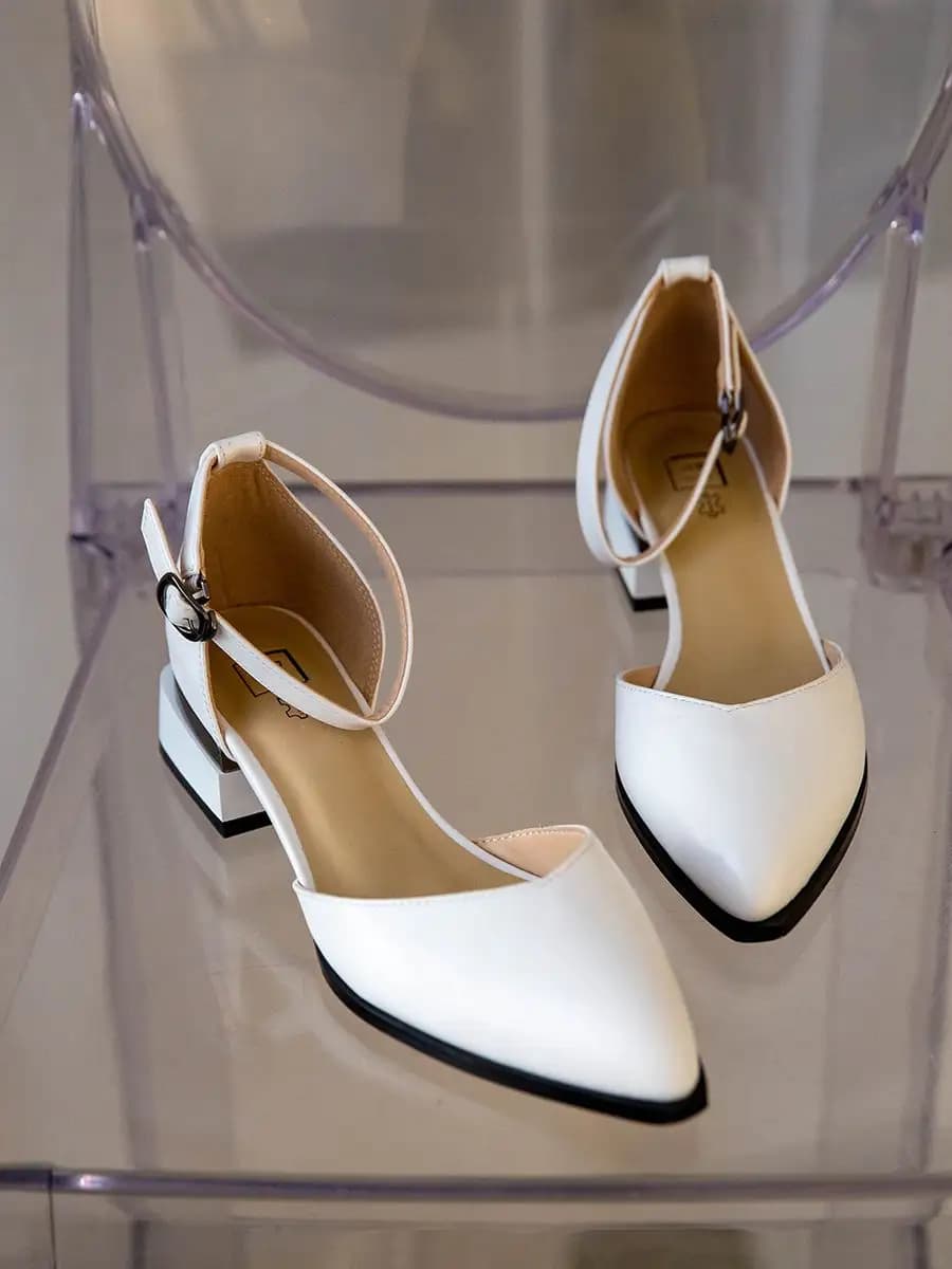 Туфли белые кожаные на низком каблуке с ремешком - фото 1