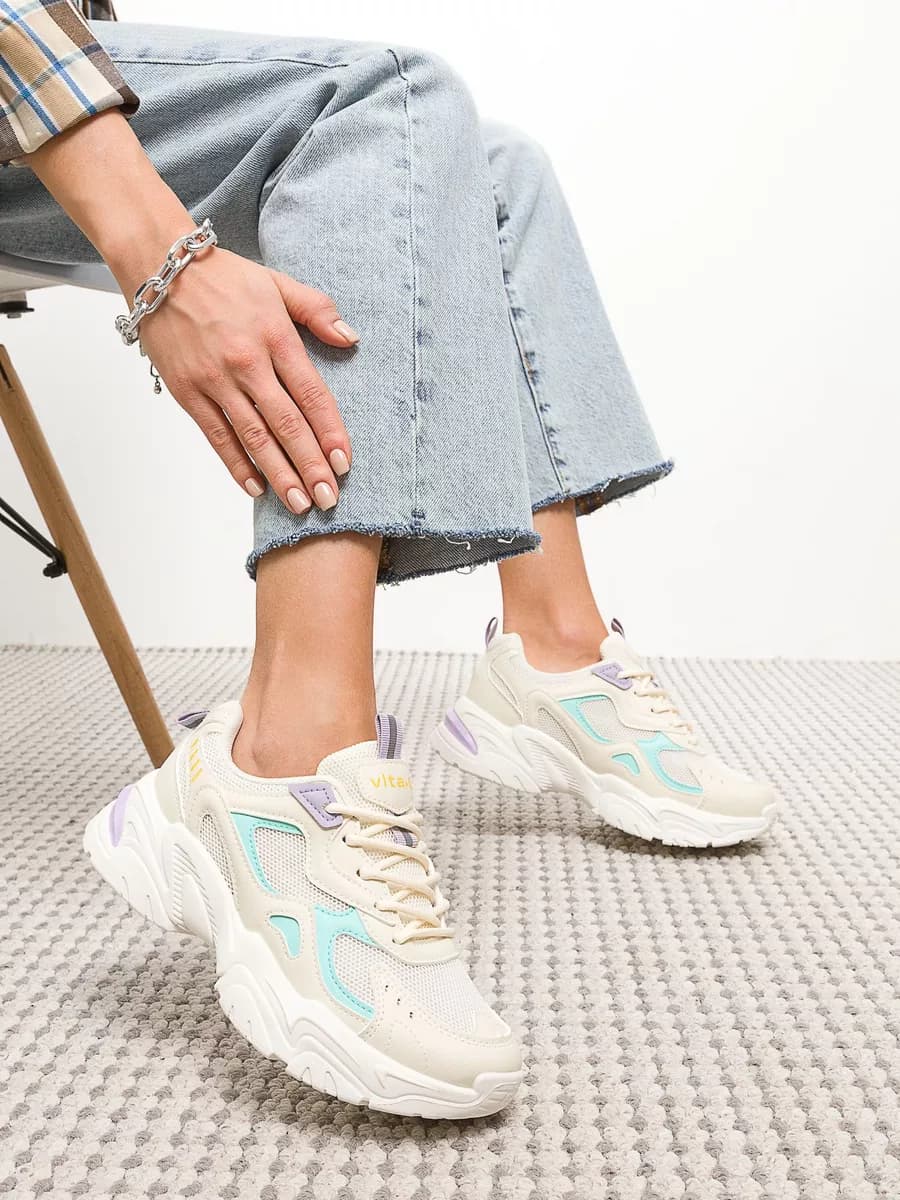 Белые кроссовки из текстиля