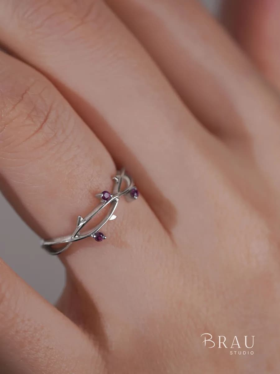 Кольцо серебряное "Веточка" с родолитами