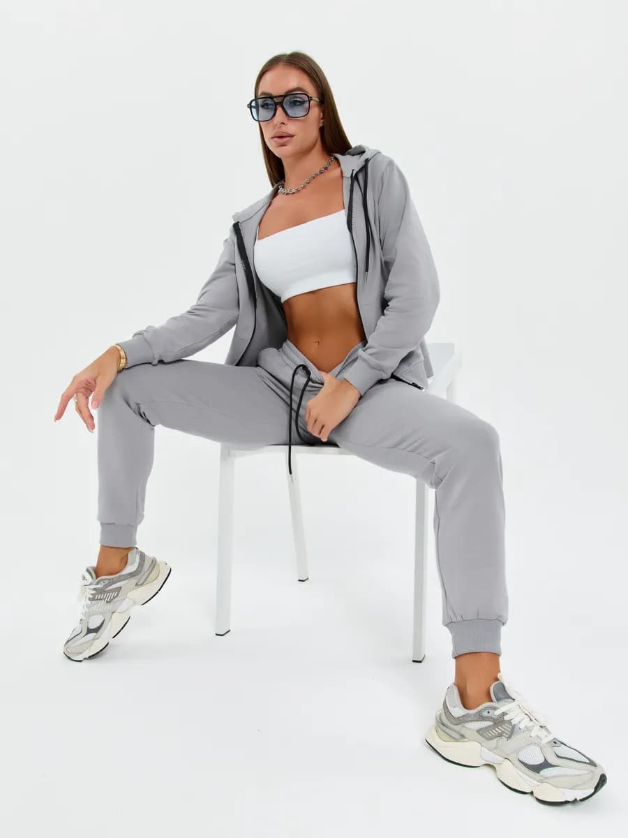 Спортивный костюм на молнии