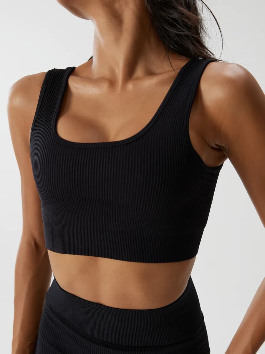 Топ бра спортивный с чашками и вырезом бесшовный