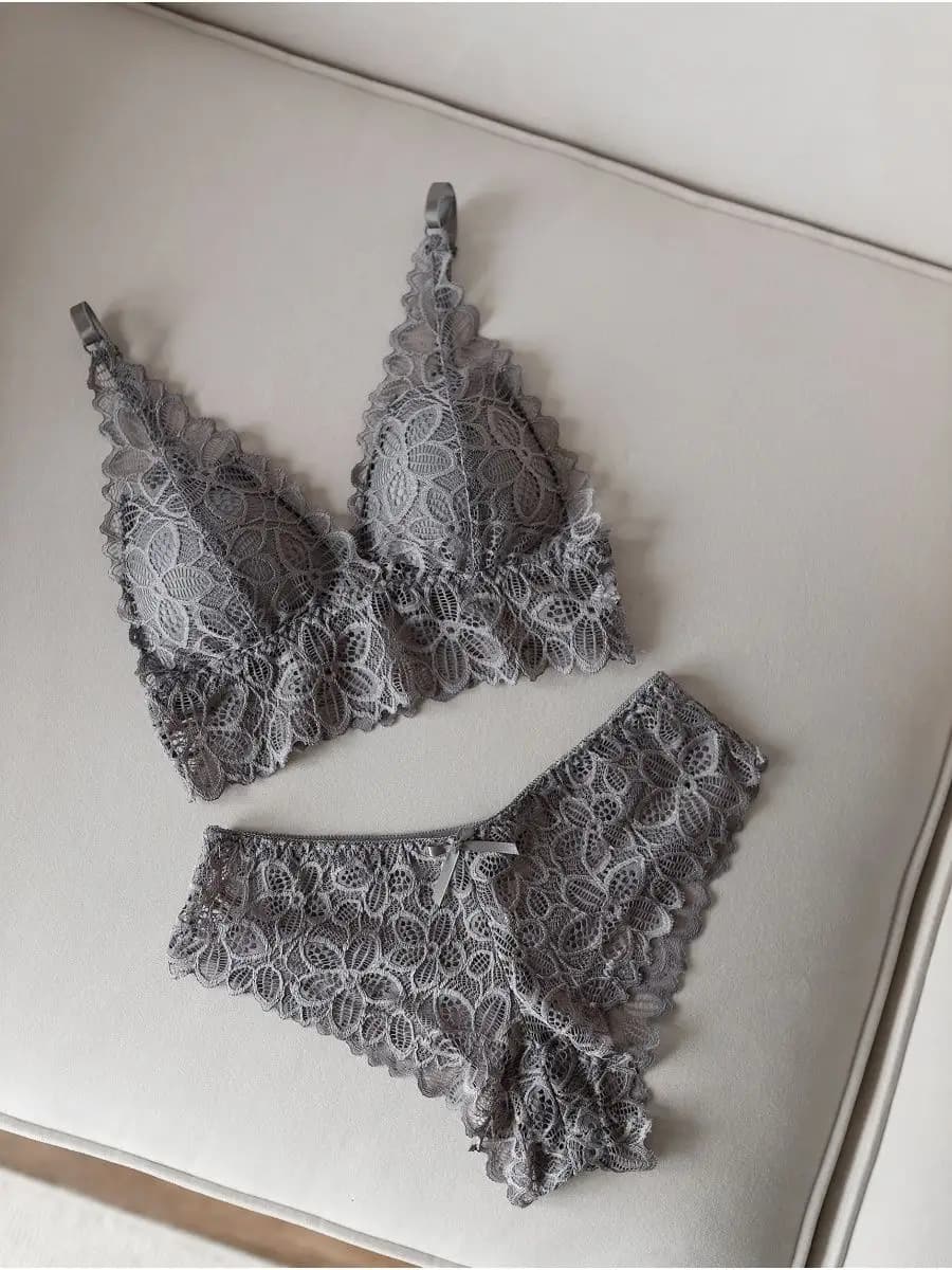 Комплект нижнего белья кружевной с трусами