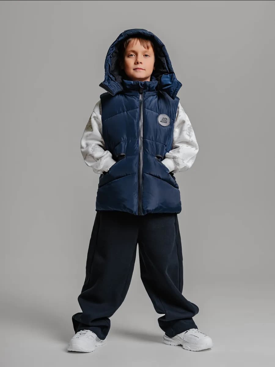 Жилет стеганый с капюшоном утепленный