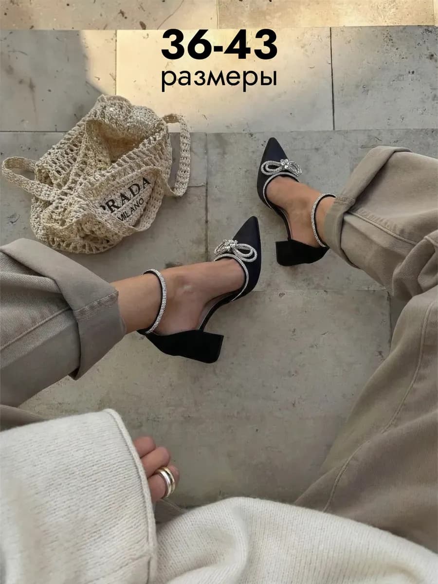 Туфли на низком каблуке со стразами вечерние
