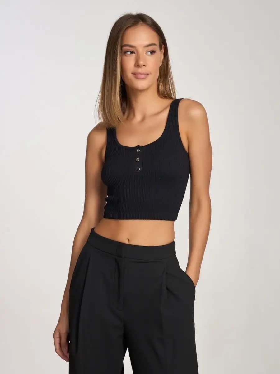 Бесшовный топ в рубчик с кнопками