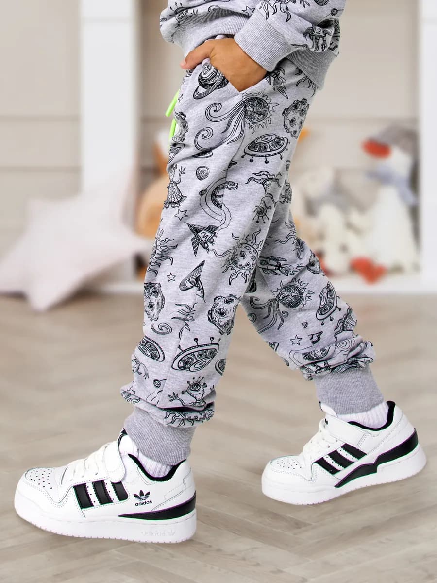 Штаны для мальчика в садик спортивные с принтом