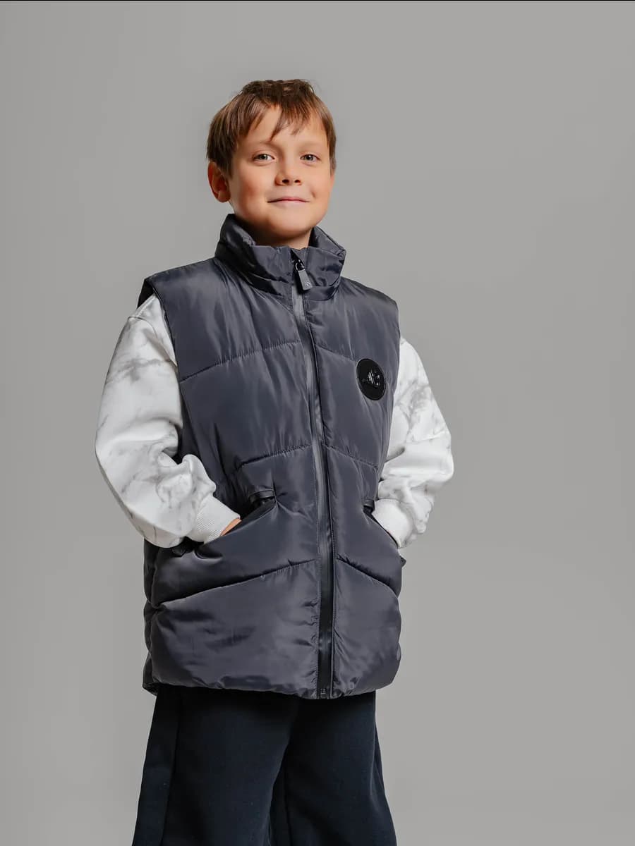 Жилет стеганый с капюшоном утепленный