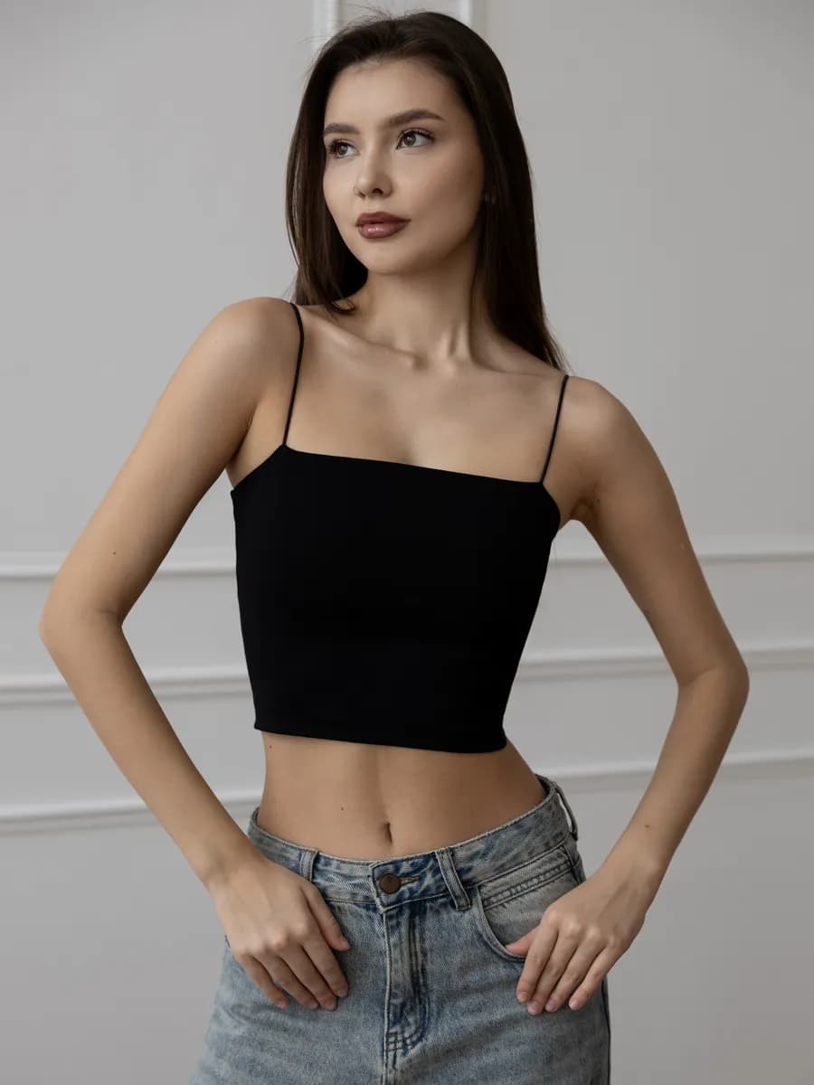 Топ базовый на тонких бретелях под пиджак