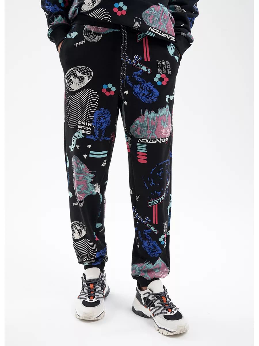 Брюки-джоггеры черные с принтом