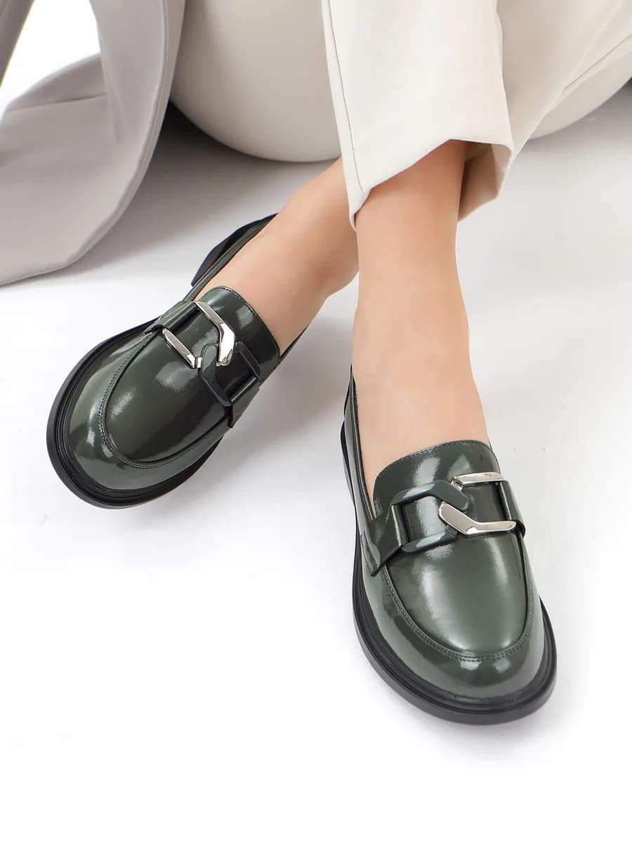 Лоферы зеленые лаковые туфли на низком каблуке кожаные