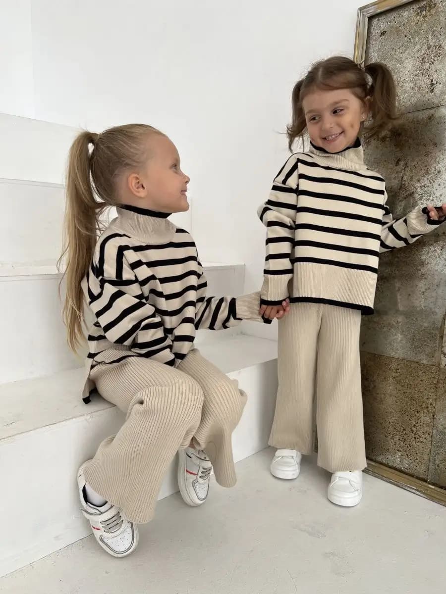 Костюм трикотажный в рубчик вязаный