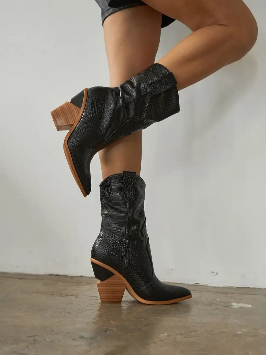 Полусапожки казаки на каблуке с острым носом