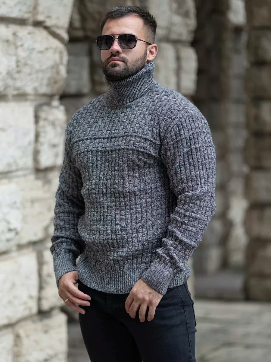 Свитер мужской с горлом на осень