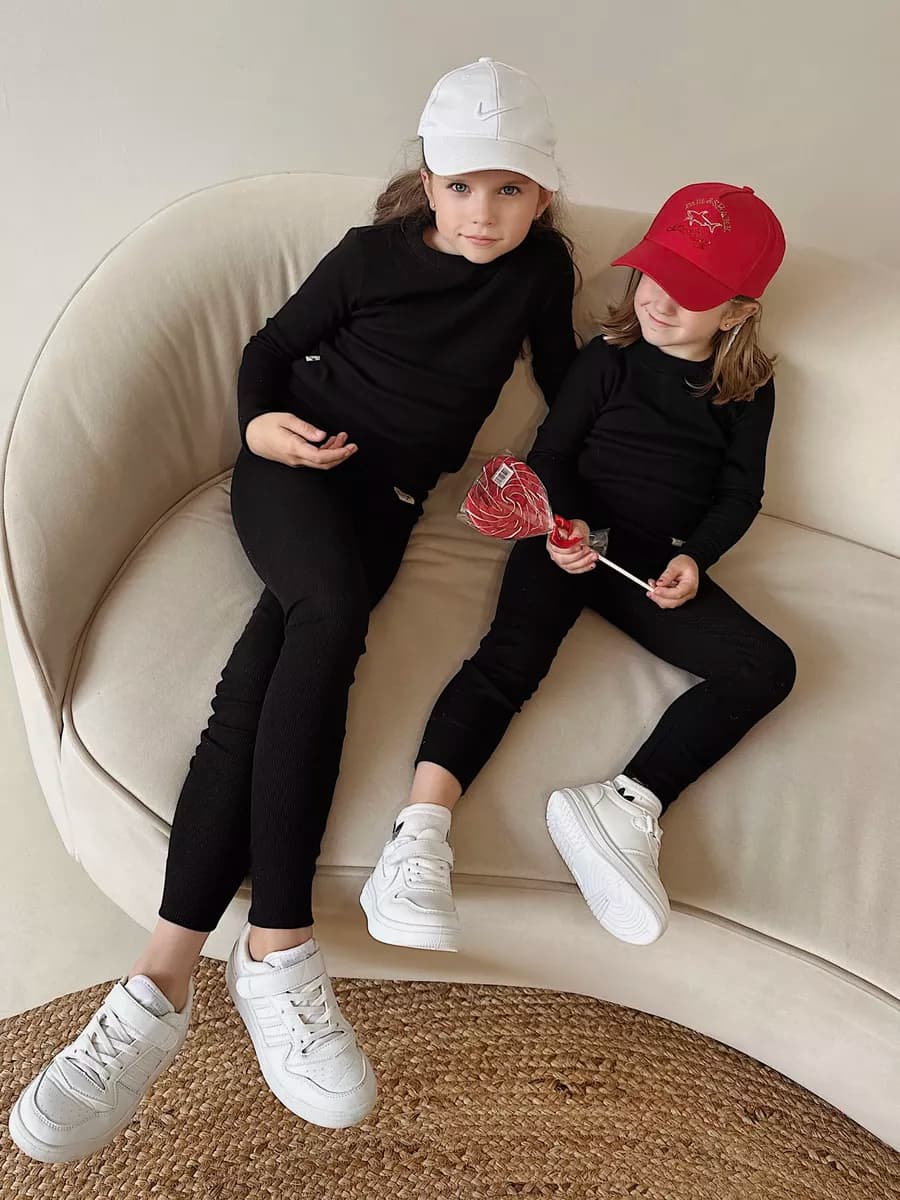 Костюм трикотажный в рубчик со штанами и кофтой - фото 1