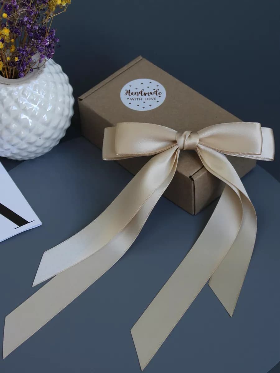 Атласный бант для волос на заколке