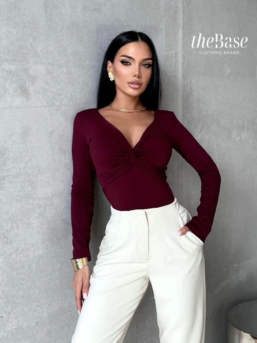 Лонгслив с вырезом