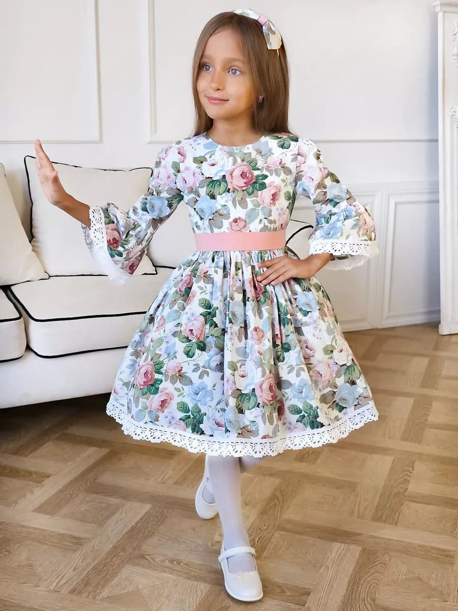 Нарядное платье для девочки с кружевами