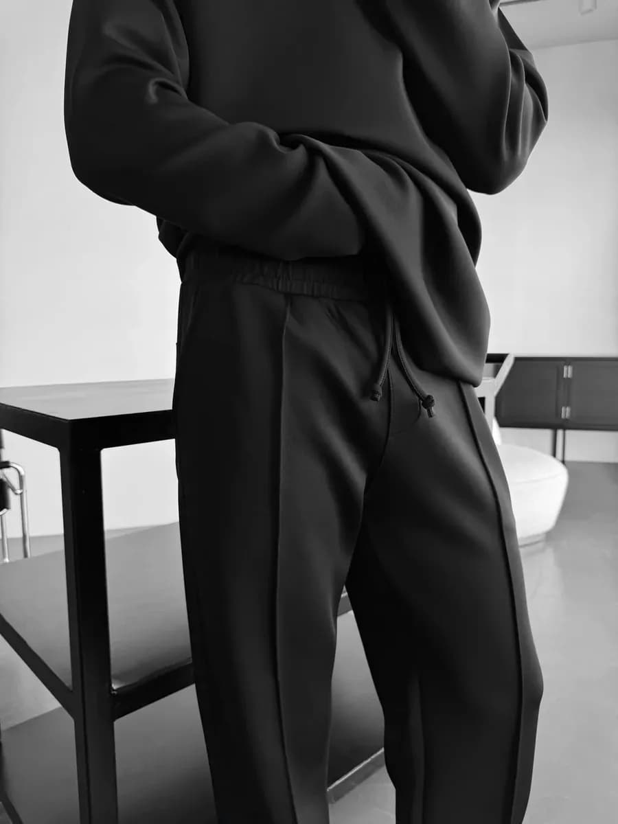 Брюки зауженные к низу трикотажные со стрелками повседневные