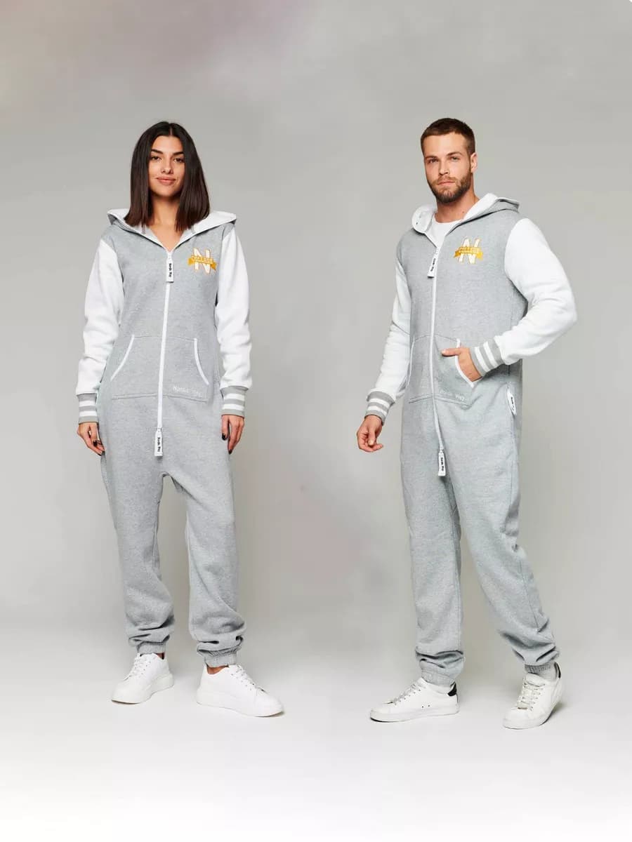 Комбинезон спортивный на молнии с капюшоном