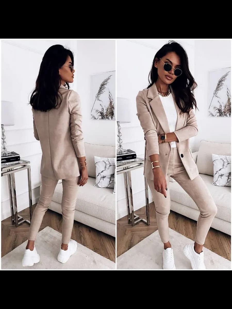 Женский брючный костюм замшевый