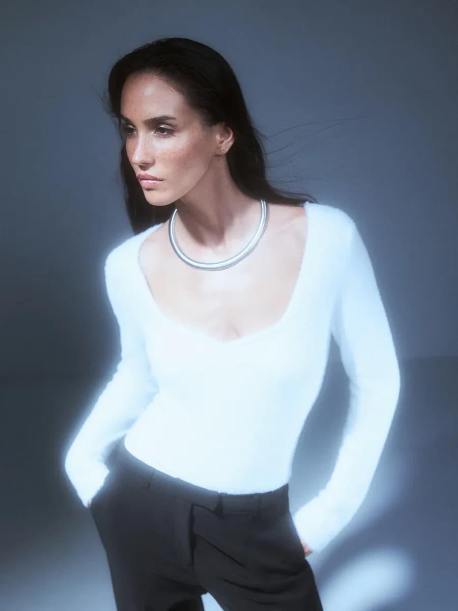 Джемпер облегающий мягкий с вырезом