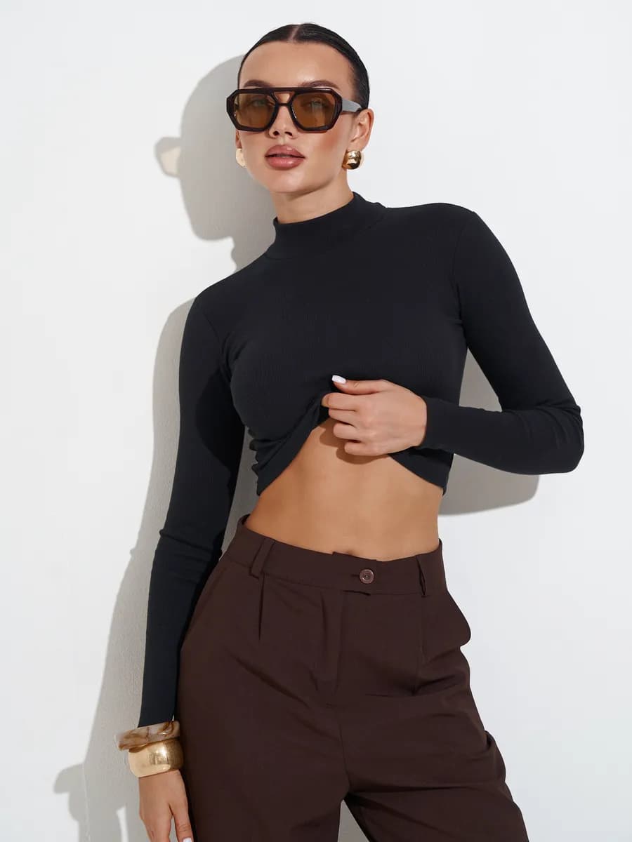 Укороченный лонгслив в рубчик с горлом