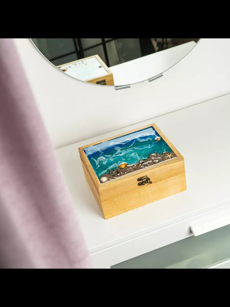 Шкатулка деревянная с крышкой из эпоксидной смолы - фото 1