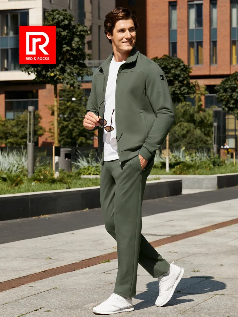 Спортивный костюм с прямыми брюками на молнии