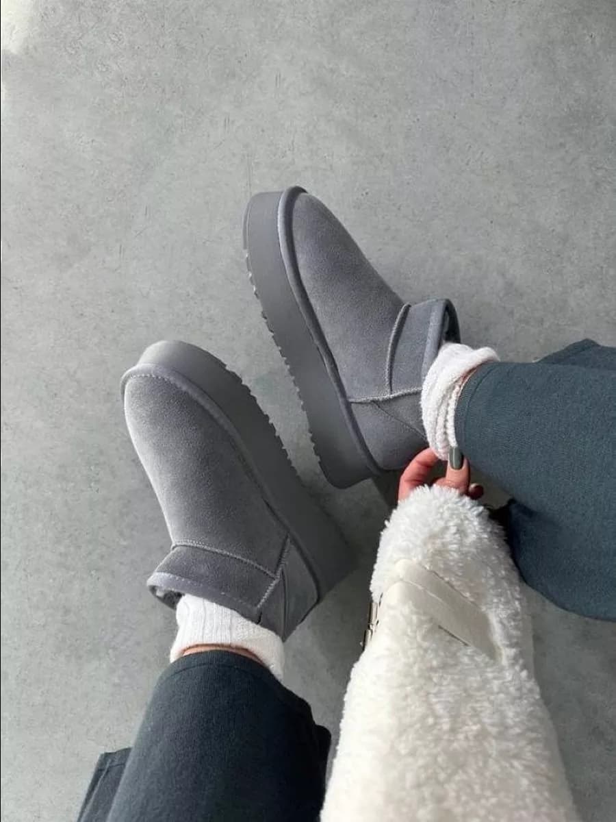 Угги зимние короткие на толстой подошве