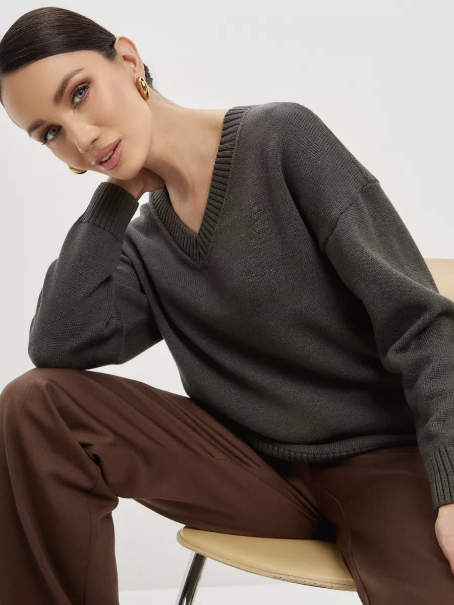 Пуловер оверсайз с V вырезом