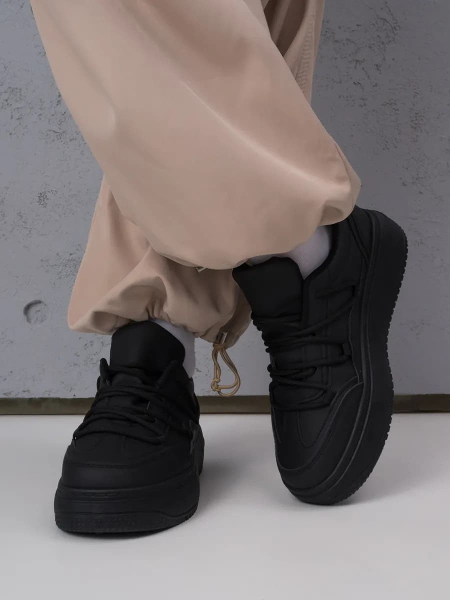 Кроссовки на толстой подошве платформе