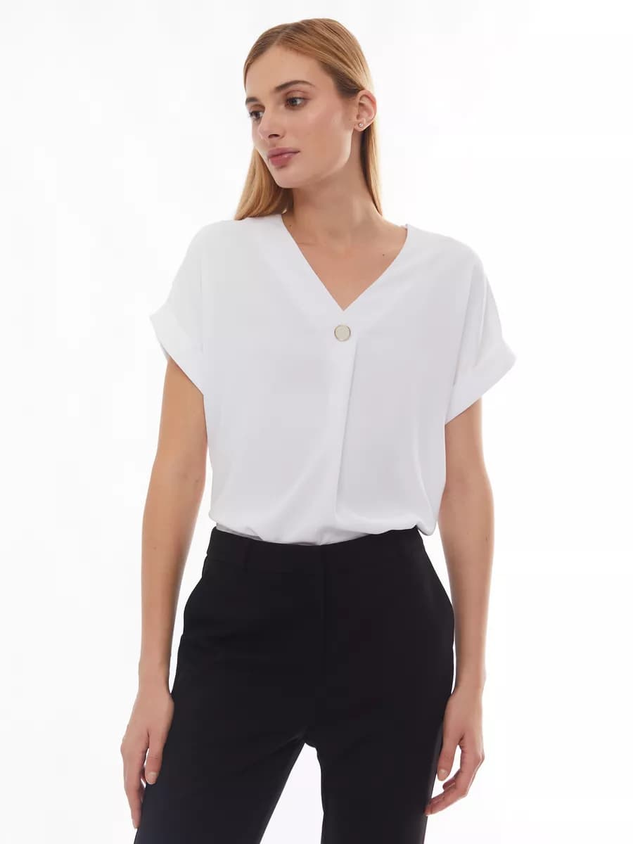Женская блузка с вырезом короткий рукав