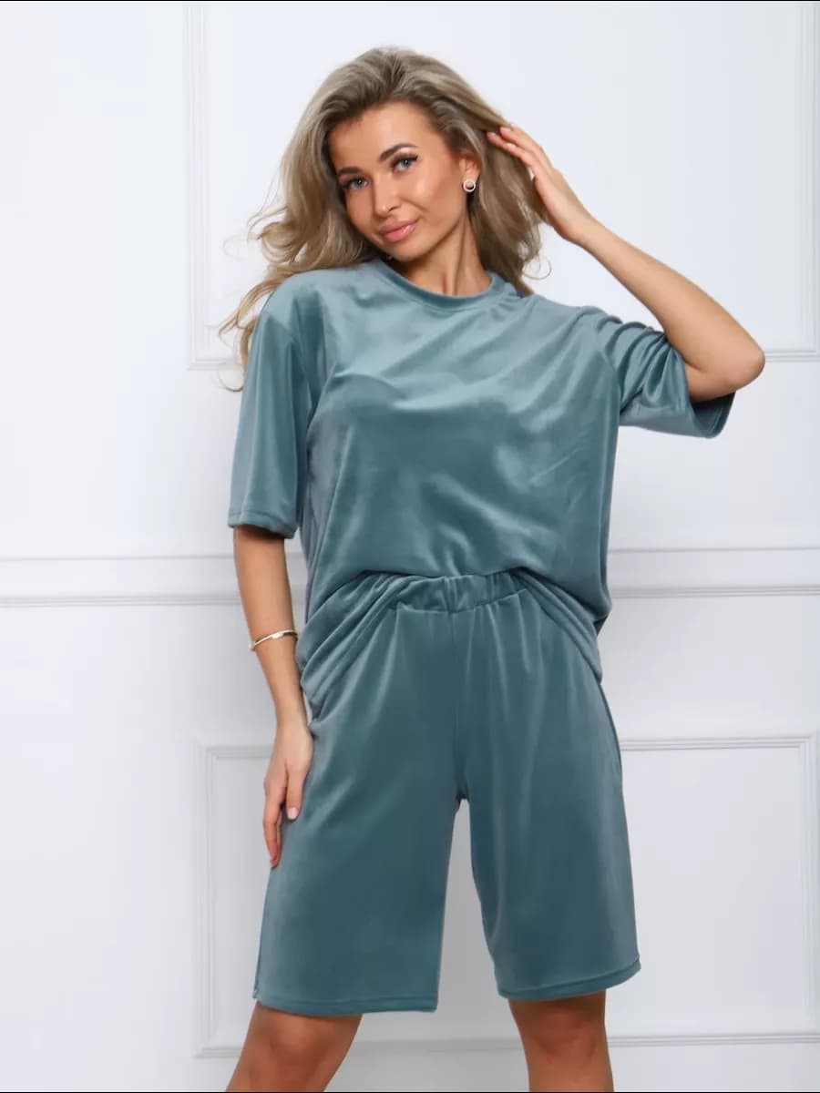 Велюровый костюм с длинными шортами 8 Марта